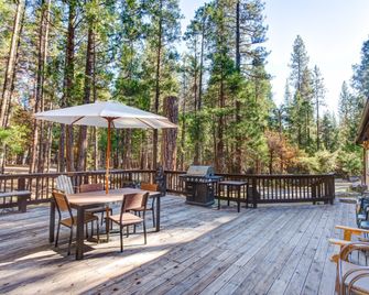 Rosenberg's Creekside Cabin - Wawona - Binnenhof