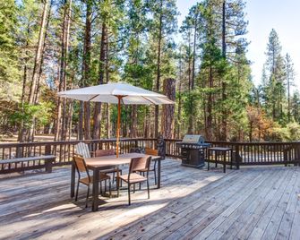 Rosenberg's Creekside Cabin - Wawona - Patio