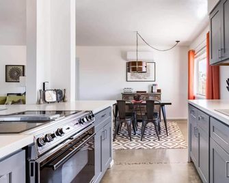Joshua Tree Getaway Private Desert Views - Yucca Valley - Kitchen