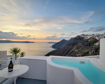 Elegant two-bedroom duplex with hot tub, Caldera view and swimming pool - Exo Gialos - Balkon