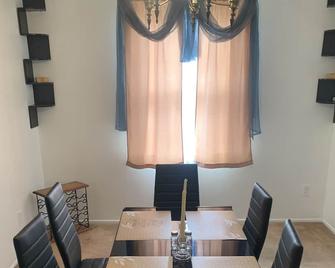 Delightful Pvt Rooms...by Great Northern Mall - Clay - Dining room
