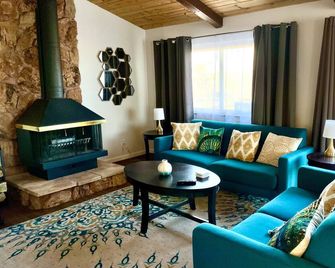 Fishing bungalow on the water w/private dock. - Clearlake - Wohnzimmer