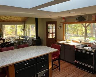 Blackfoot Riverfront Home, Gorgeous River Views on One Acre, 15 min. To Missoula - Greenough - Kitchen