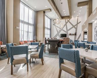 Hampton Inn & Suites Dallas-Central Expy/North Park Area - Dallas - Restaurant