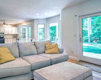 Marion Home w/ Private Deck 1 Mi From Beach - Marion - Sala de estar