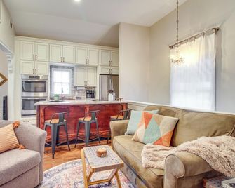 Cozy Savannah Vacation Rental with Fenced Courtyard! - Savannah - Wohnzimmer
