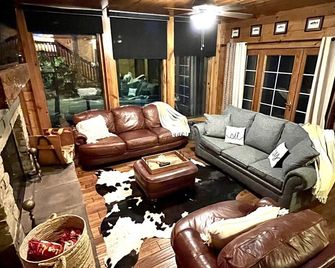 Peaceful cabin with lake view from all 3 floors - Eagle Rock - Living room