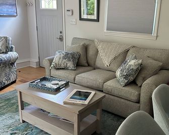 Newly remodeled apartment in a serene setting! - Oak Hill - Living room