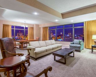 Ramada by Wyndham Topeka Downtown Hotel & Convention Center - Topeka - Sala de estar