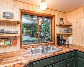 Waterfront Retreat with Fireplace, Hot Tub & Sauna - Port Townsend - Cocina
