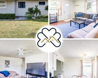 Perfect Notre Dame Weekend Home, 0.8 Miles to ND! - South Bend - Living room