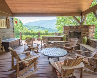 Mnt Views, Close to Everything, Hot Tub, Sleeps 4 - Buena Vista Cabin - West Jefferson - Balcony