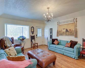 Retreat with Pond Access and Views in Temple - Temple - Living room