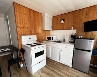Dock Life Beach 1 - Cottage 7, Riverside Property, Studio, 3 Min Walk To Beach 1 - Wasaga Beach - Kitchen