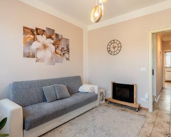 Casa di Nonna Tosca Montecarlo - Montecarlo - Soggiorno