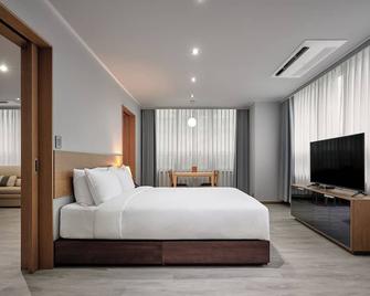 Ramada Hotel & Suites by Wyndham Seoul Namdaemun - Seoul - Bedroom