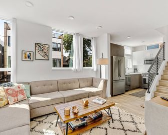 2BR Townhome w/ City Skyline Views & Easy Parking! - Seattle - Sala de estar
