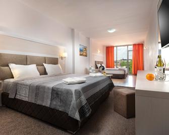 Hotel Tia Maria - Pantai Sunny - Kamar Tidur