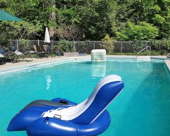 Lovely 1BR 2BATH overlooking the rushing creek, close to Woodstock, Saugerties - Saugerties - Pool