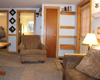 Welcome to The Driftwood Cottage! A cozy 2-bedroom home in Grand Marais, MI. - Grand Marais - Sala de estar