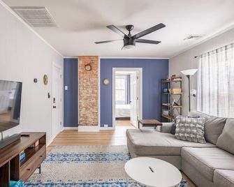 Duck Island Getaway - Close to Downtown and West Side Market - Cleveland - Living room