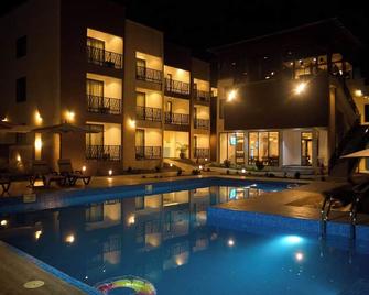 Aiden Homes And Apartments Hotel - Koforidua - Piscina