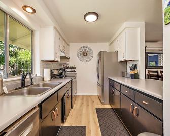 Lanka Rose House by WanderLodges - Phoenix - Kitchen