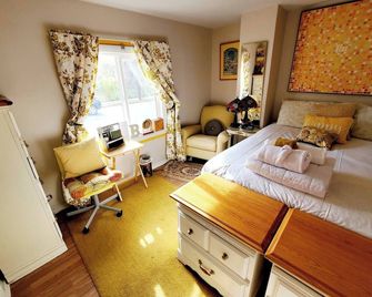 Cozy Yellow Queen Bed By Yale U - New Haven - Bedroom