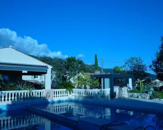 Accommodation in a farmhouse for 1 to 4 people - Le Tignet - Piscina