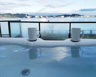 Directly on the water overlooking the US Navy fleet. Private boat launch. - Port Orchard - Patio