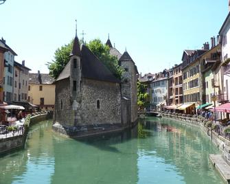 Renovated Apartment In The Heart Of The Old Town Annecy - アヌシー - プール