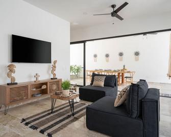 Tulum Cozy 3 Bedrooms Townhome-Centrally Located-Gated-Wifi - Tulum - Living room
