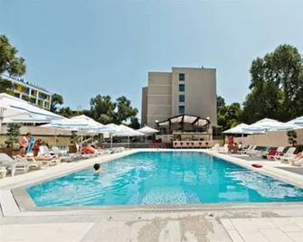 Hotel Recif - Neptun - Piscină
