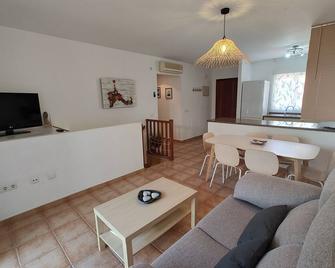 Can Sord- Apartment with large Terrace/Garden. With A/C and wifi - La Savina - Pokój dzienny