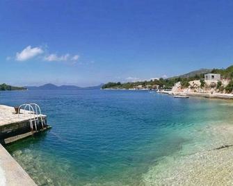 Apartments Kola - Two Bedroom Apartment With Terrace And Sea View (1) - Banići - Beach