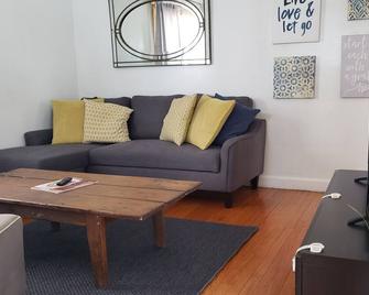 Quiet home near downtown West Orange - West Orange - Living room