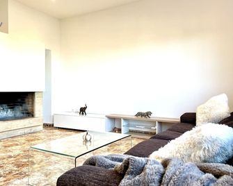 Amplio Apartamento - Sant Esteve Sesrovires - Living room
