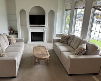 Back Nine Bungalow - Taber - Вітальня