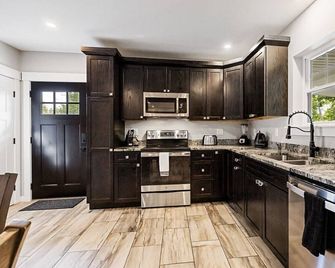 Riverside Getaway with HotTub 3br 2 bth - Brewer - Cocina