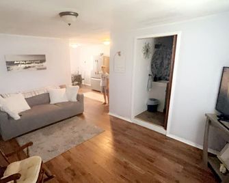 Gorgeous 1-bedroom building with AC in friendly Seymour keypad entry - Seymour - Stue