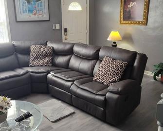 Cozy 5-bdrm hm, Loaded Kitchen, w/ Patio Deck & Grill, WiFi in pleasant Norfolk - Norfolk - Wohnzimmer