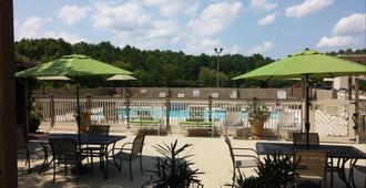 DoubleTree by Hilton Hotel Fayetteville - Fayetteville - Patio