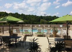 Doubletree by Hilton Hotel Fayetteville - Файетвиль - Патио