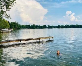 Cottages on Sand Lake - Jaquzzi - The Retreat - Sturgis