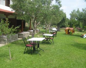 Petradaki Apartments - Moles Kalives - Innenhof