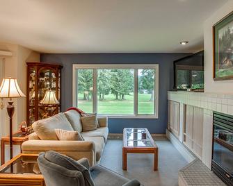 Tranquil Hideaway with Tee Time Views - Leavenworth - Living room