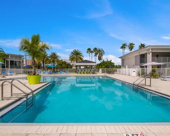 Clarion Inn & Suites Across From Universal Orlando Resort - Orlando - Alberca