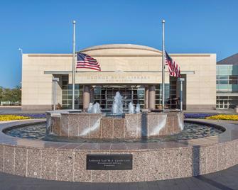 Super 8 by Wyndham College Station - קולג' סטיישן - בניין