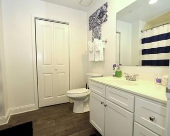 Huge SouthPark 2Br/2Ba w Patio Come Laugh Live Love here - Charlotte - Bathroom
