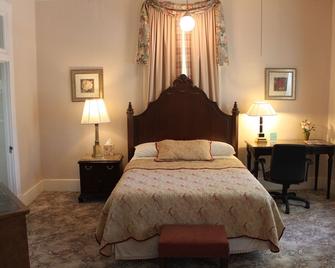 The Hotel Limpia - Fort Davis - Bedroom